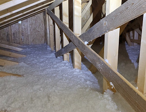 Zateplení stropu novostavby rodinného domu pomocí foukané izolace